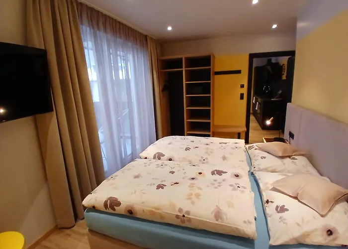 Lorenzi לינה וארוחת בוקר 4*